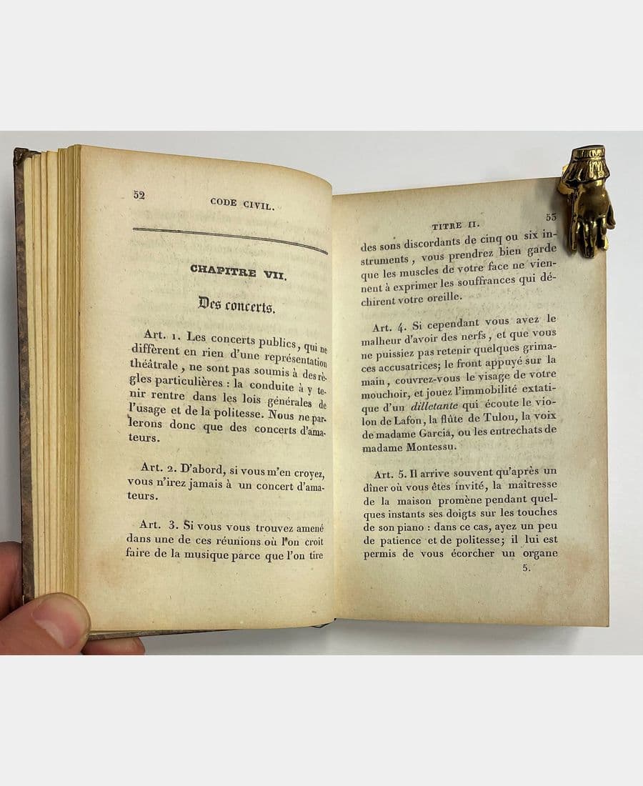 Code civil, manuel complet de la politesse, du ton, des manières de la bonne compagnie, contenant les lois, règles, applications et exemples de l'art de se présenter et de se conduire dans le monde.